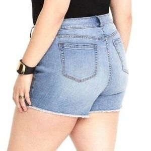 Torrid Jean shorts light wash w frayed hem nwt